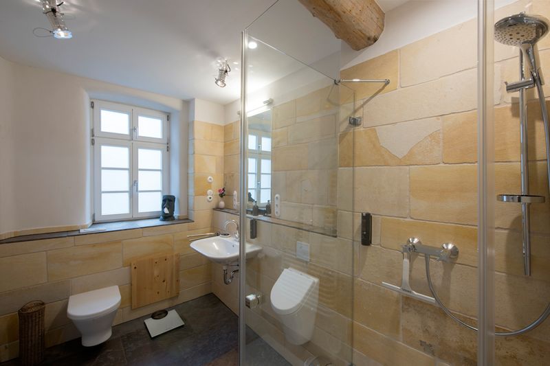 Badezimmer mit Naturstein